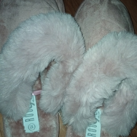 Iam selling my rouge slippers - Picture 7 of 8